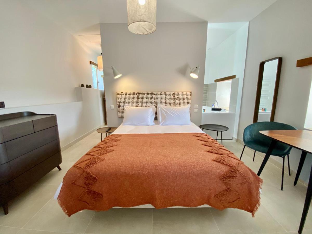 La Maison des Vendangeurs - TABLE D'HÔTES le soir du jeudi au lundi - Jacuzzi - Balnéo SPA - ACCES Piscine pour chambre Grafitti et chambre La Tour Martignargues Exterior foto