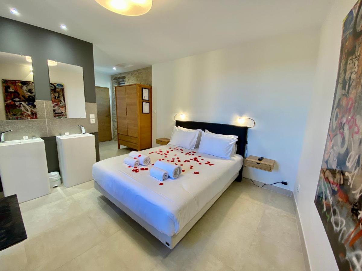 La Maison des Vendangeurs - TABLE D'HÔTES le soir du jeudi au lundi - Jacuzzi - Balnéo SPA - ACCES Piscine pour chambre Grafitti et chambre La Tour Martignargues Exterior foto