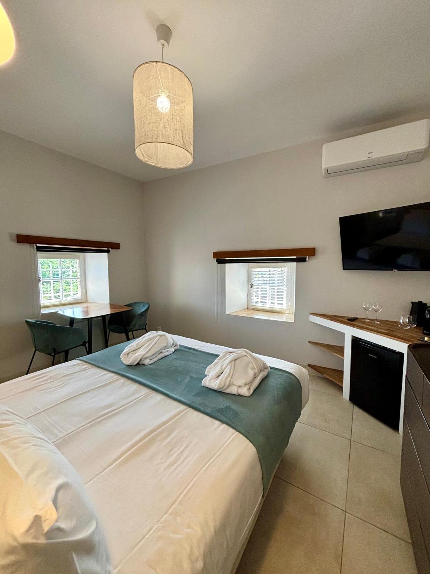 La Maison des Vendangeurs - TABLE D'HÔTES le soir du jeudi au lundi - Jacuzzi - Balnéo SPA - ACCES Piscine pour chambre Grafitti et chambre La Tour Martignargues Exterior foto