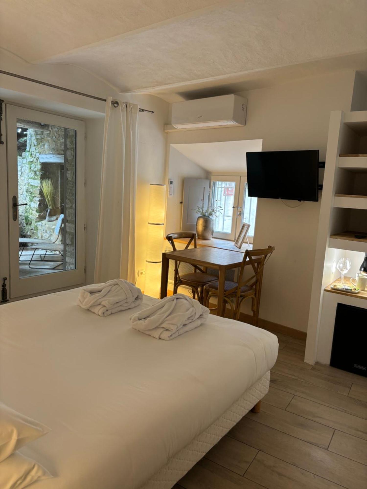 La Maison des Vendangeurs - TABLE D'HÔTES le soir du jeudi au lundi - Jacuzzi - Balnéo SPA - ACCES Piscine pour chambre Grafitti et chambre La Tour Martignargues Exterior foto