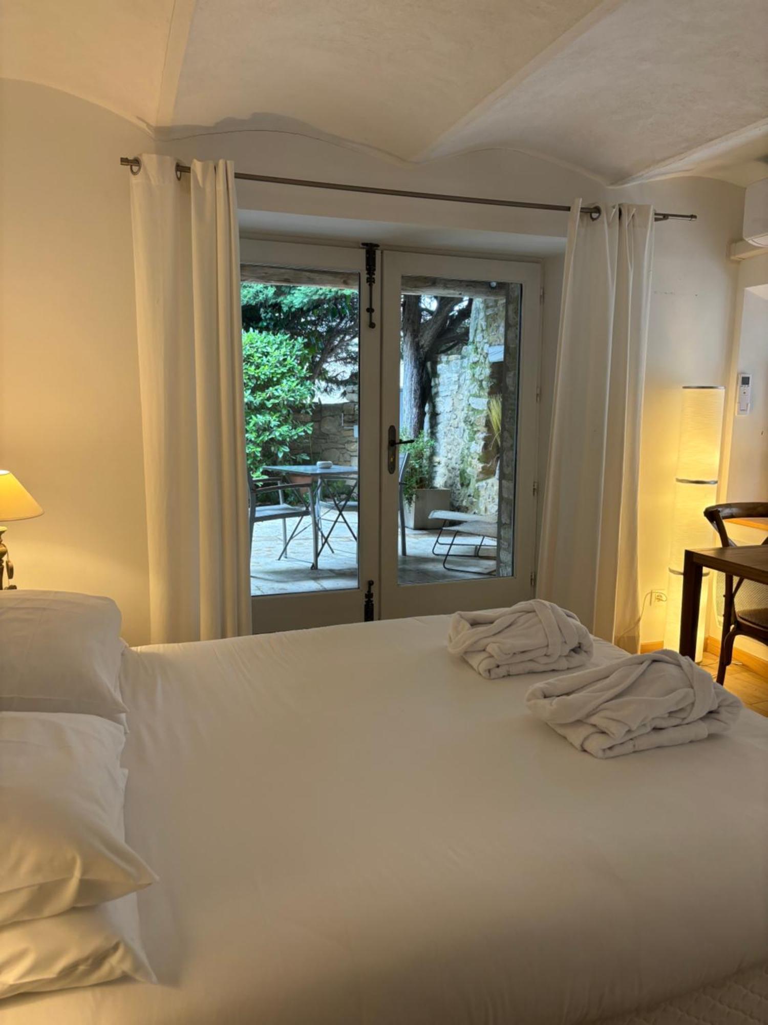 La Maison des Vendangeurs - TABLE D'HÔTES le soir du jeudi au lundi - Jacuzzi - Balnéo SPA - ACCES Piscine pour chambre Grafitti et chambre La Tour Martignargues Exterior foto