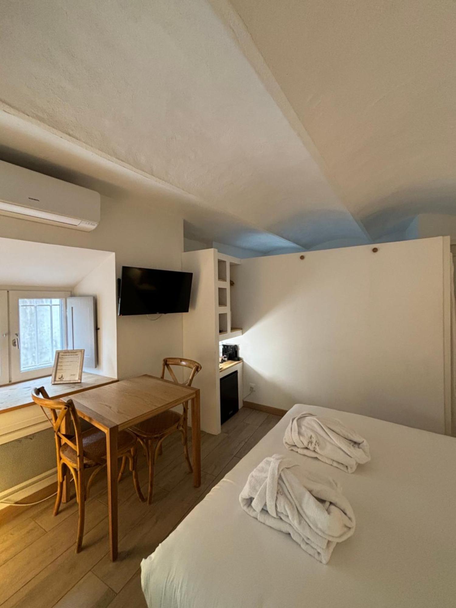 La Maison des Vendangeurs - TABLE D'HÔTES le soir du jeudi au lundi - Jacuzzi - Balnéo SPA - ACCES Piscine pour chambre Grafitti et chambre La Tour Martignargues Exterior foto
