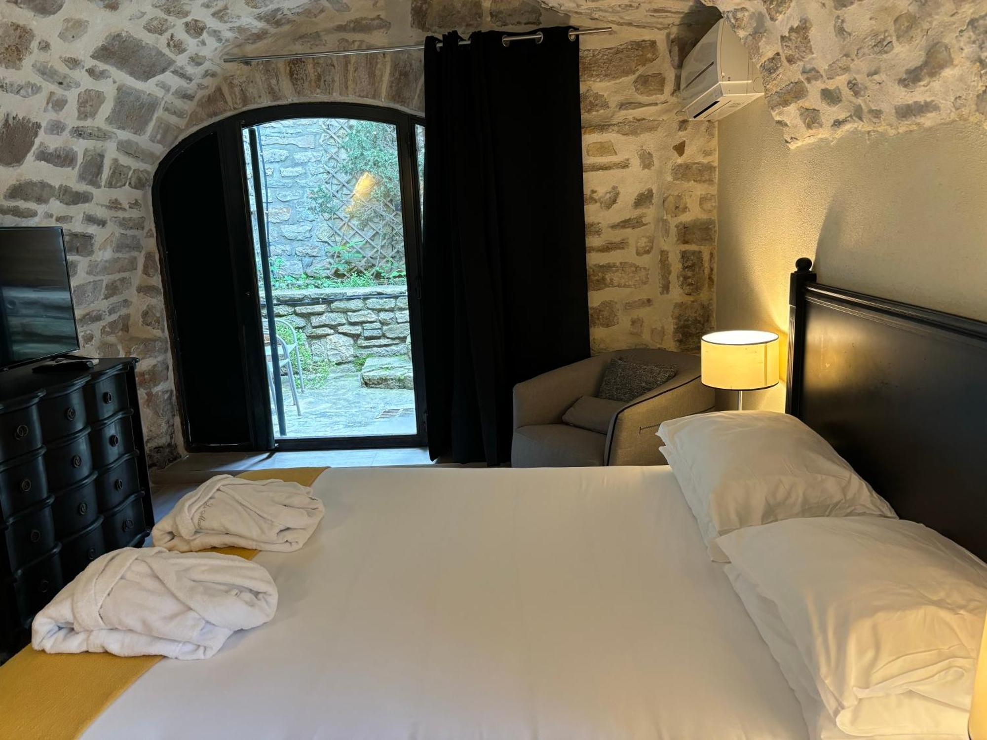 La Maison des Vendangeurs - TABLE D'HÔTES le soir du jeudi au lundi - Jacuzzi - Balnéo SPA - ACCES Piscine pour chambre Grafitti et chambre La Tour Martignargues Exterior foto