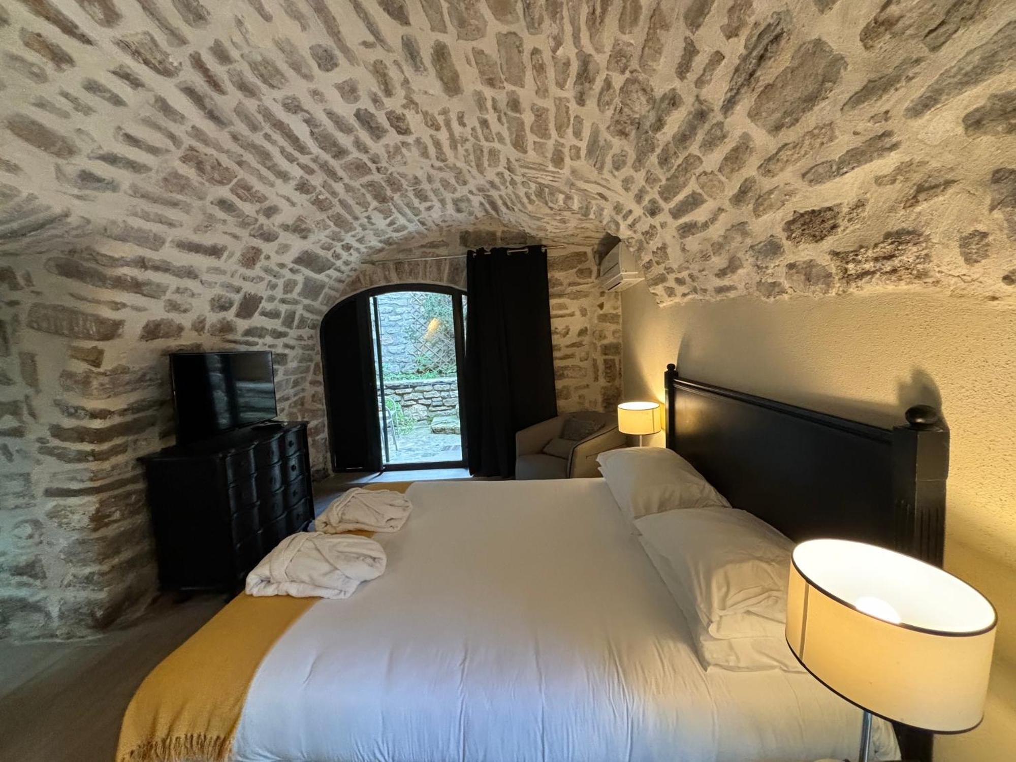 La Maison des Vendangeurs - TABLE D'HÔTES le soir du jeudi au lundi - Jacuzzi - Balnéo SPA - ACCES Piscine pour chambre Grafitti et chambre La Tour Martignargues Exterior foto