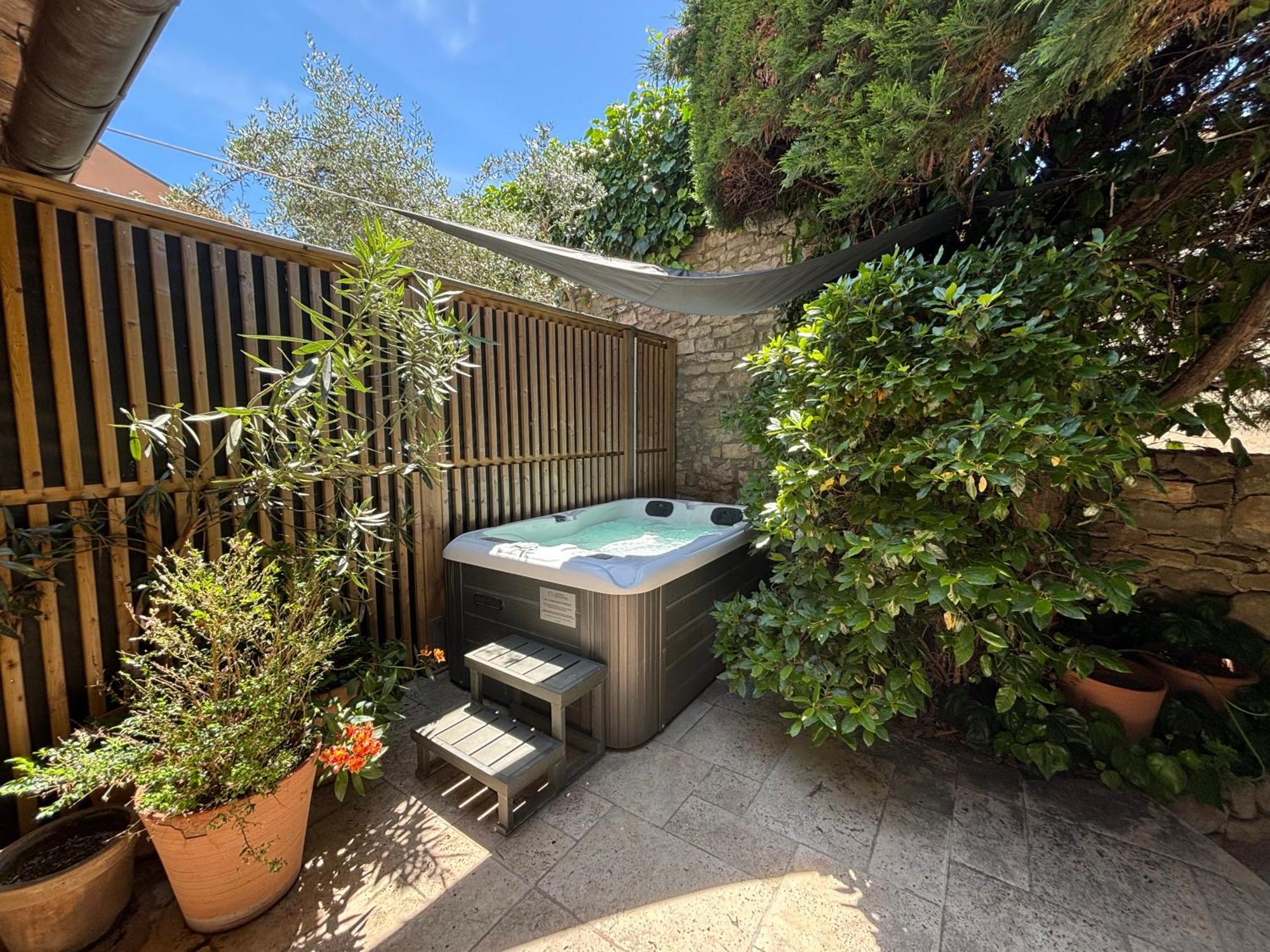 La Maison des Vendangeurs - TABLE D'HÔTES le soir du jeudi au lundi - Jacuzzi - Balnéo SPA - ACCES Piscine pour chambre Grafitti et chambre La Tour Martignargues Exterior foto