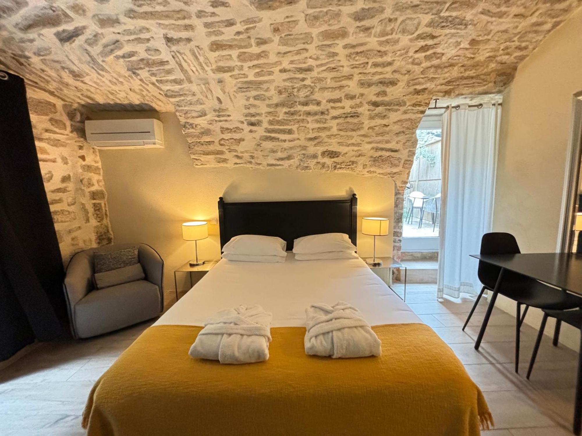 La Maison des Vendangeurs - TABLE D'HÔTES le soir du jeudi au lundi - Jacuzzi - Balnéo SPA - ACCES Piscine pour chambre Grafitti et chambre La Tour Martignargues Exterior foto
