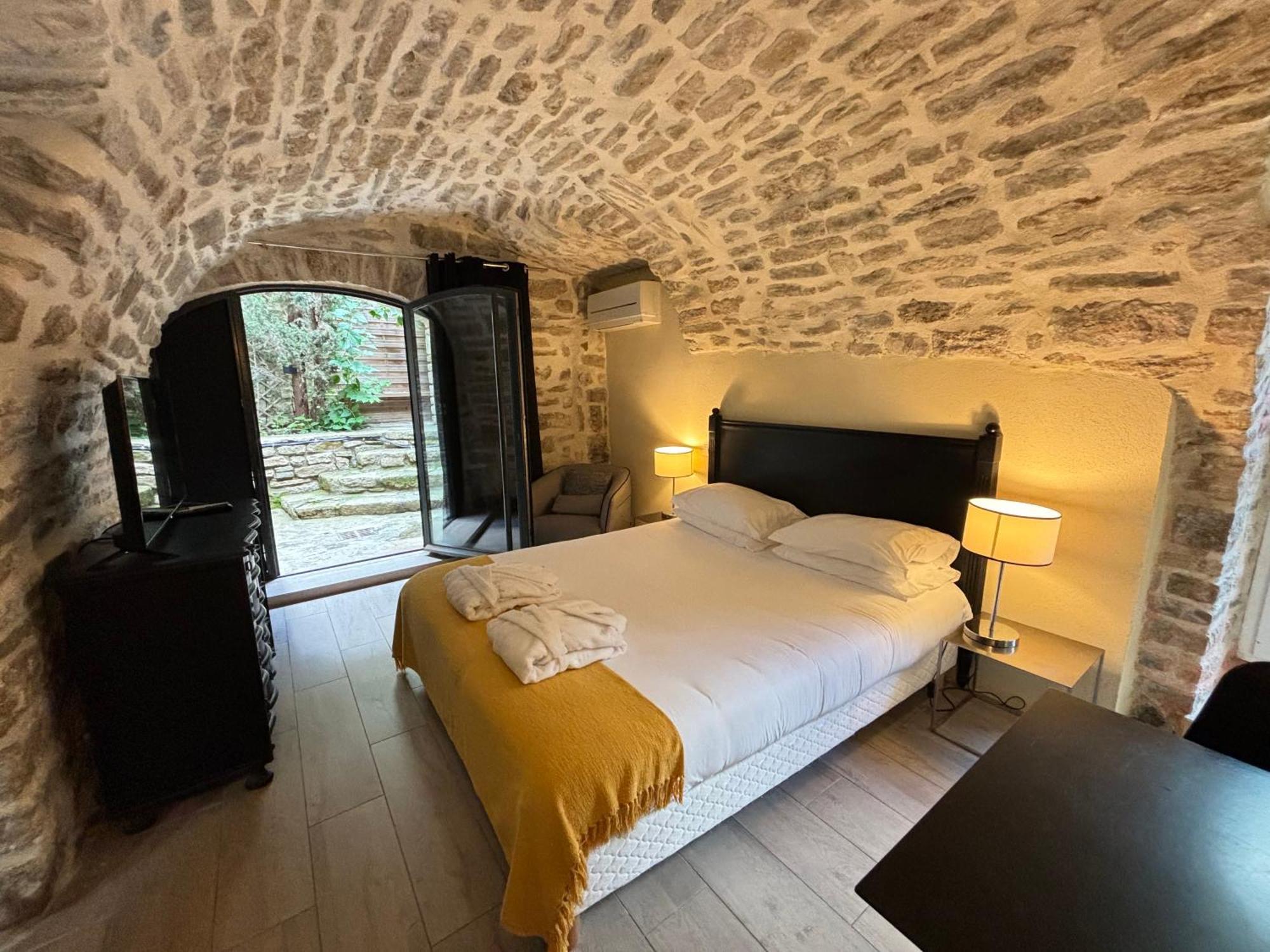 La Maison des Vendangeurs - TABLE D'HÔTES le soir du jeudi au lundi - Jacuzzi - Balnéo SPA - ACCES Piscine pour chambre Grafitti et chambre La Tour Martignargues Exterior foto