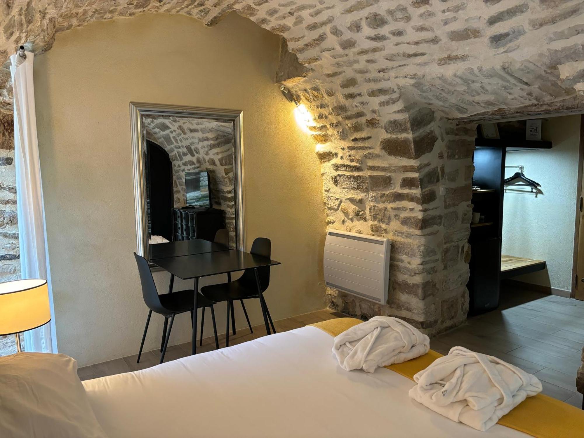 La Maison des Vendangeurs - TABLE D'HÔTES le soir du jeudi au lundi - Jacuzzi - Balnéo SPA - ACCES Piscine pour chambre Grafitti et chambre La Tour Martignargues Exterior foto