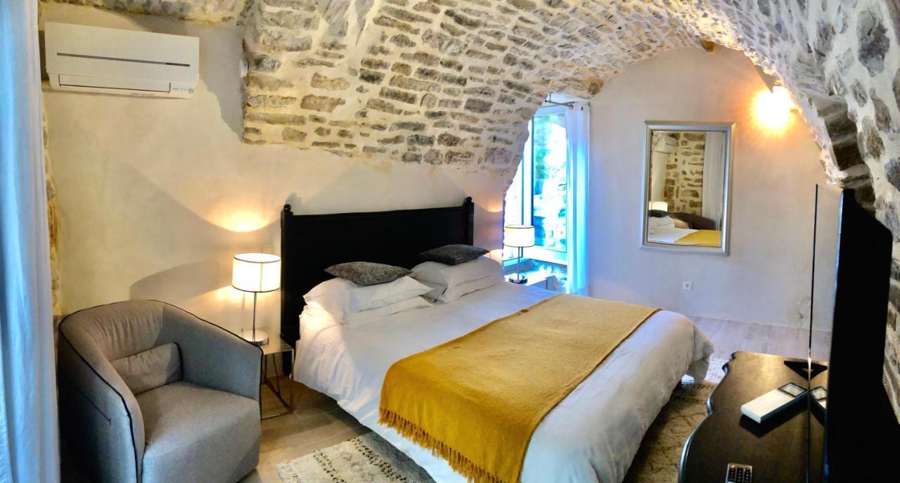 La Maison des Vendangeurs - TABLE D'HÔTES le soir du jeudi au lundi - Jacuzzi - Balnéo SPA - ACCES Piscine pour chambre Grafitti et chambre La Tour Martignargues Exterior foto