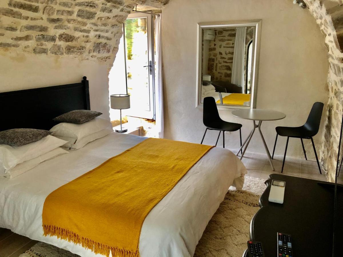 La Maison des Vendangeurs - TABLE D'HÔTES le soir du jeudi au lundi - Jacuzzi - Balnéo SPA - ACCES Piscine pour chambre Grafitti et chambre La Tour Martignargues Exterior foto